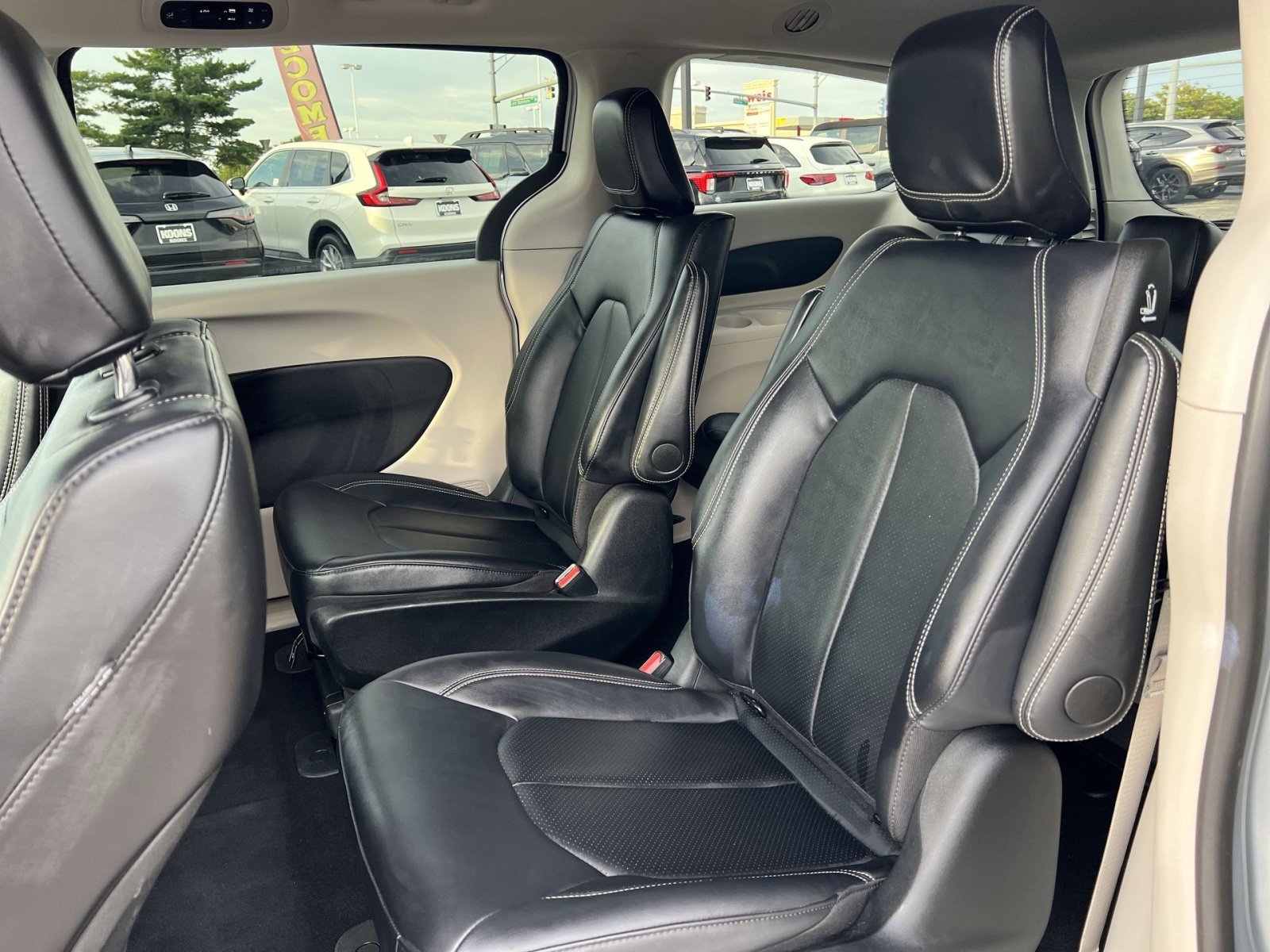Used 2024 Chrysler Pacifica Limited FWD image 24