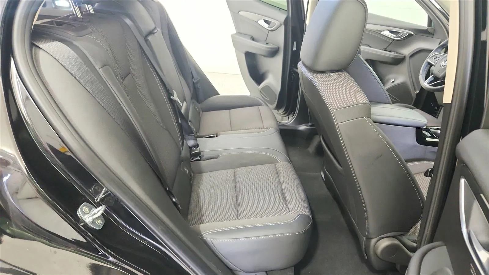 Used 2023 Buick Envision Preferred image 37