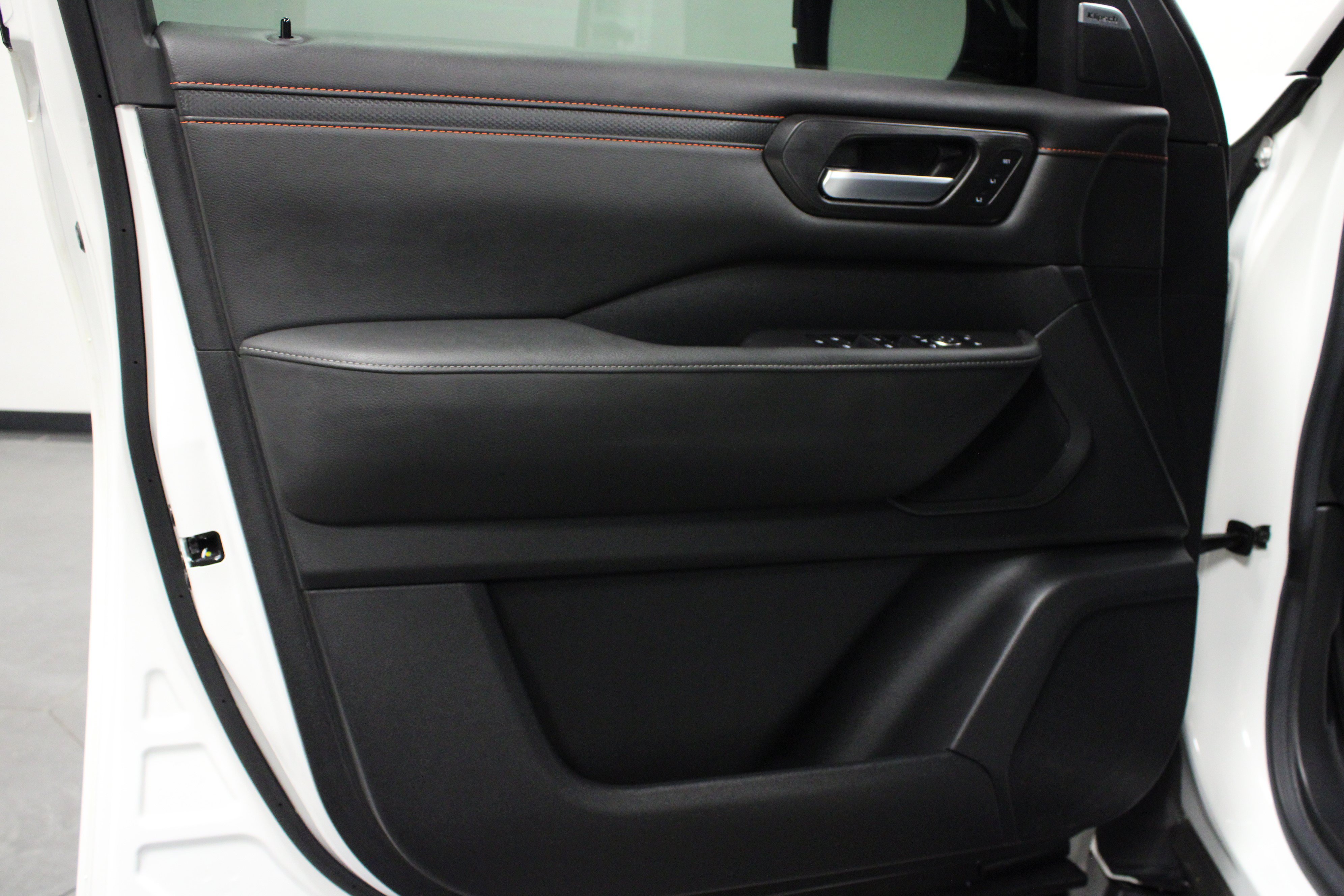 Used 2025 Nissan Armada PRO-4X AWD/4WD image 11