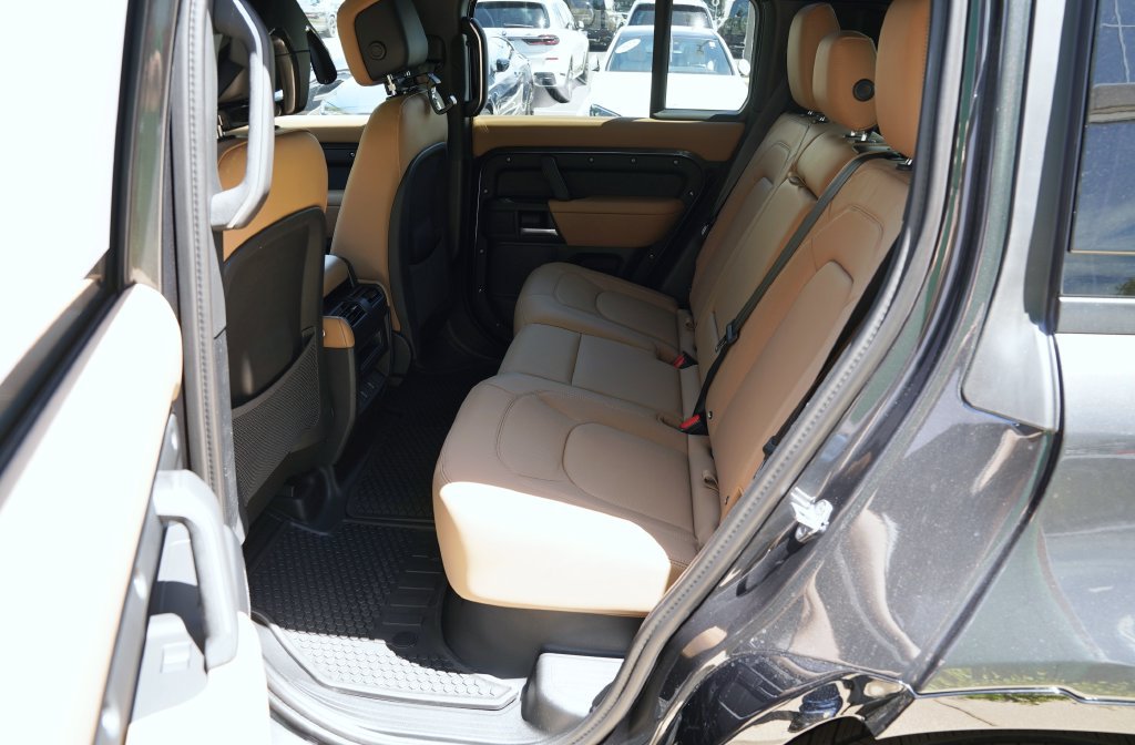 Used 2026 Land Rover Defender 110 X-Dynamic SE AWD/4WD image 29