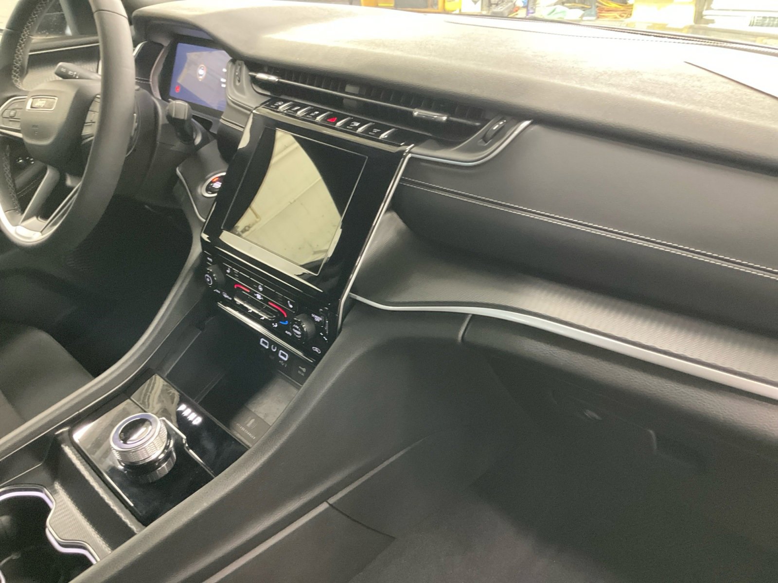 Used 2025 Jeep Grand Cherokee Laredo w/ Luxury Tech Group I image 16