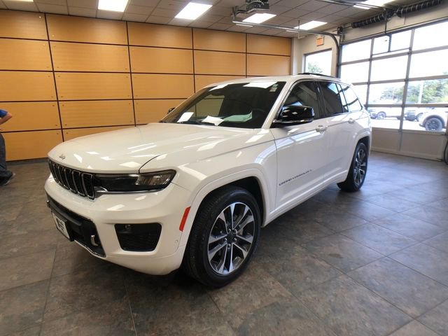 Used 2024 Jeep Grand Cherokee Overland w/ Luxury Tech Group IV image 3