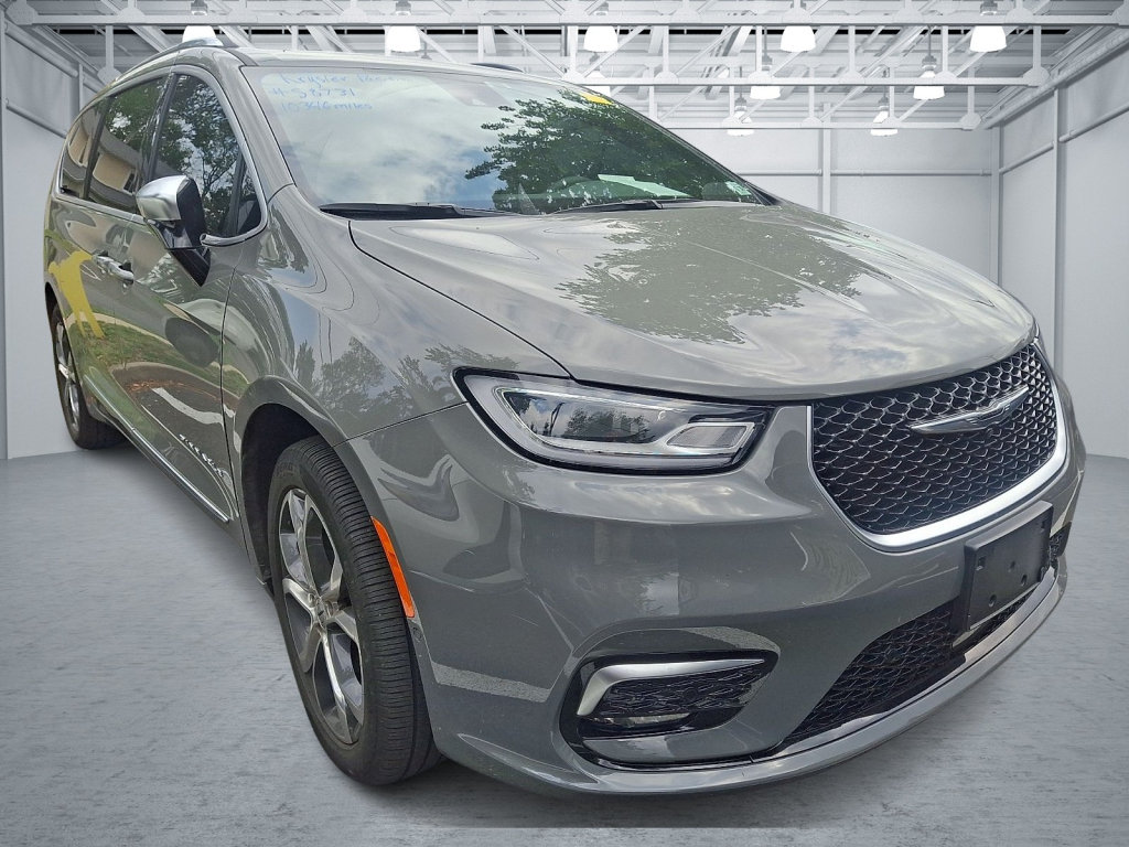 Used 2025 Chrysler Pacifica Pinnacle AWD/4WD image 2