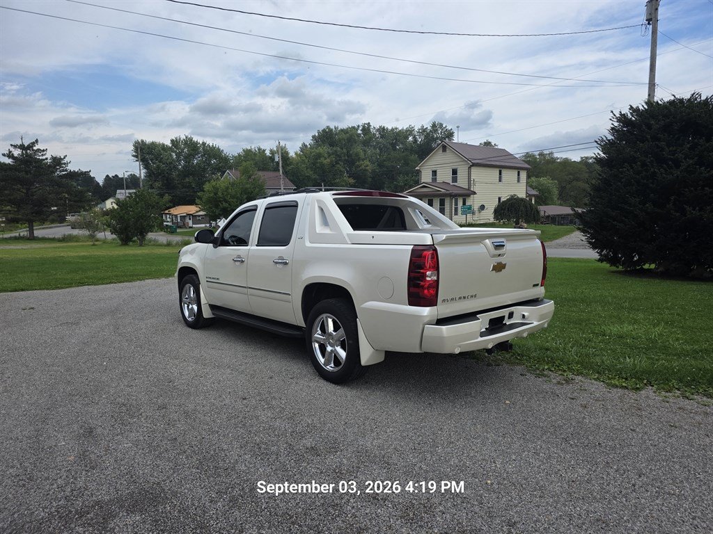 Used 2011 Chevrolet Avalanche LTZ AWD/4WD image 5