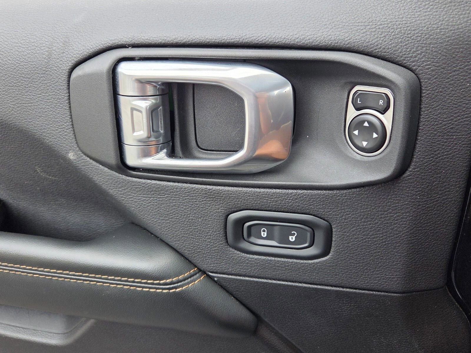 Used 2024 Jeep Wrangler Unlimited Sahara image 31