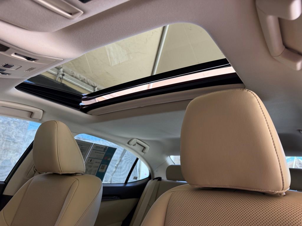 Used 2016 Lexus ES 350 w/ Navigation System Package image 17