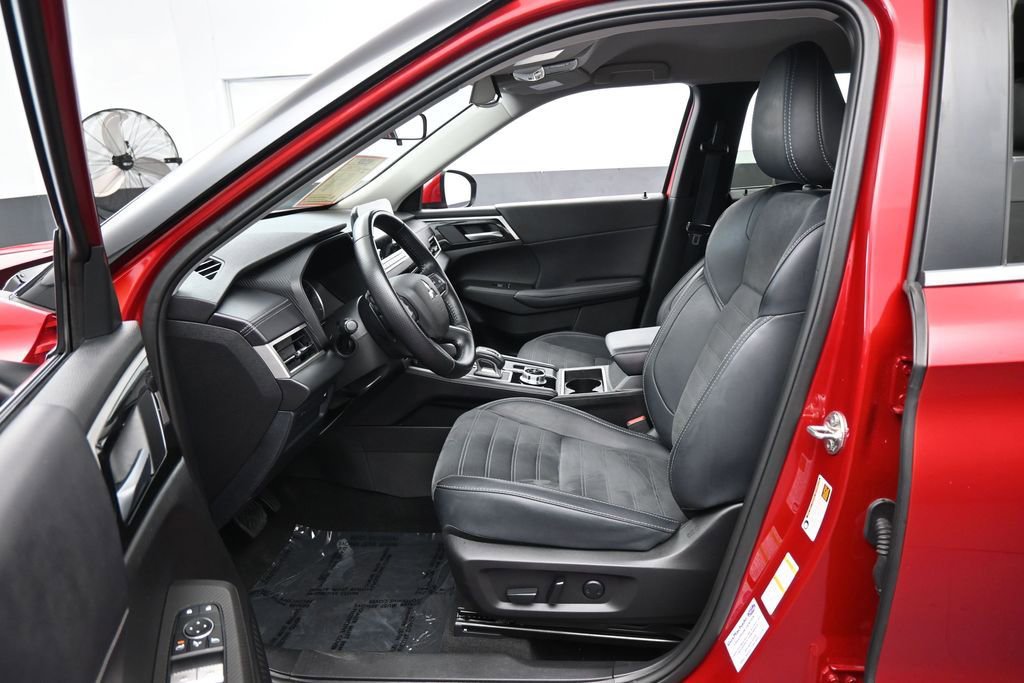 Used 2024 Mitsubishi Outlander SE Black Edition FWD image 11