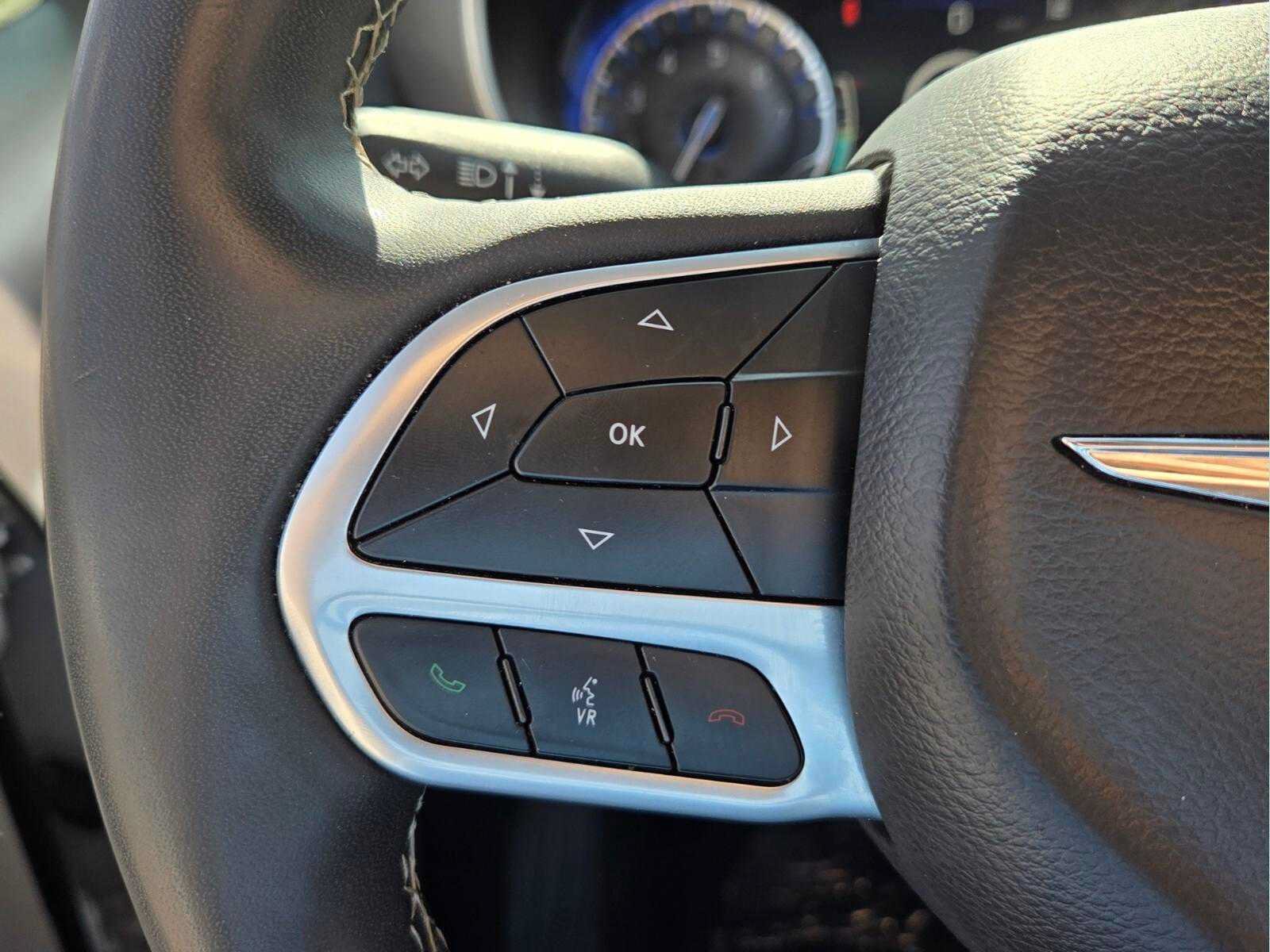 Used 2023 Chrysler Pacifica Touring-L FWD image 25