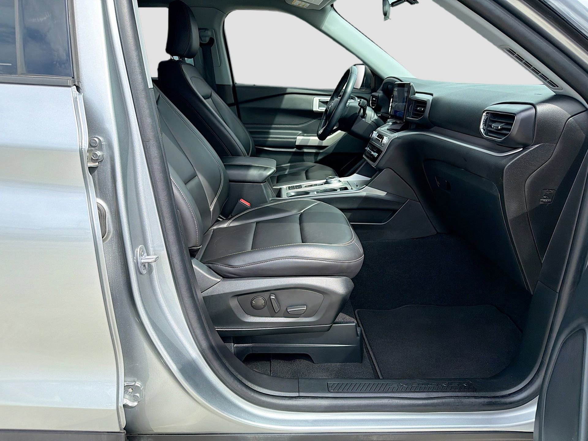 Used 2023 Ford Explorer XLT w/ Equipment Group 202A image 33