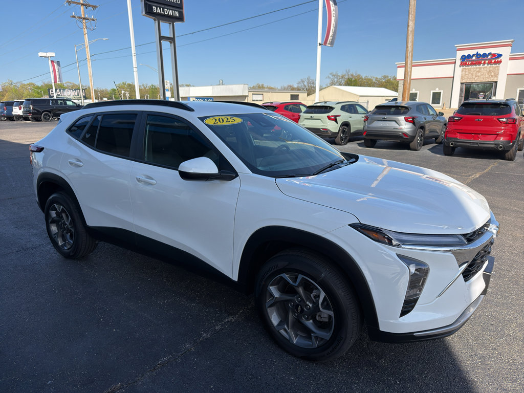 Used 2025 Chevrolet Trax LT w/ Driver Confidence Package image 3