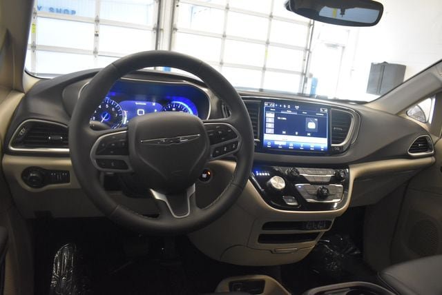 Used 2024 Chrysler Pacifica Touring-L FWD image 21