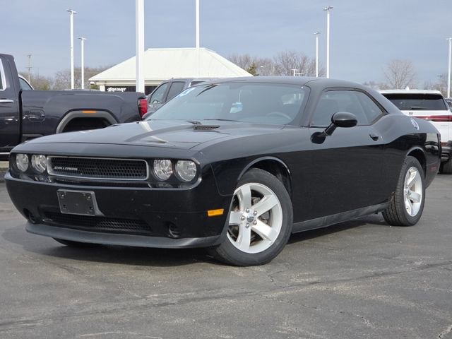 Used 2013 Dodge Challenger SXT image 2