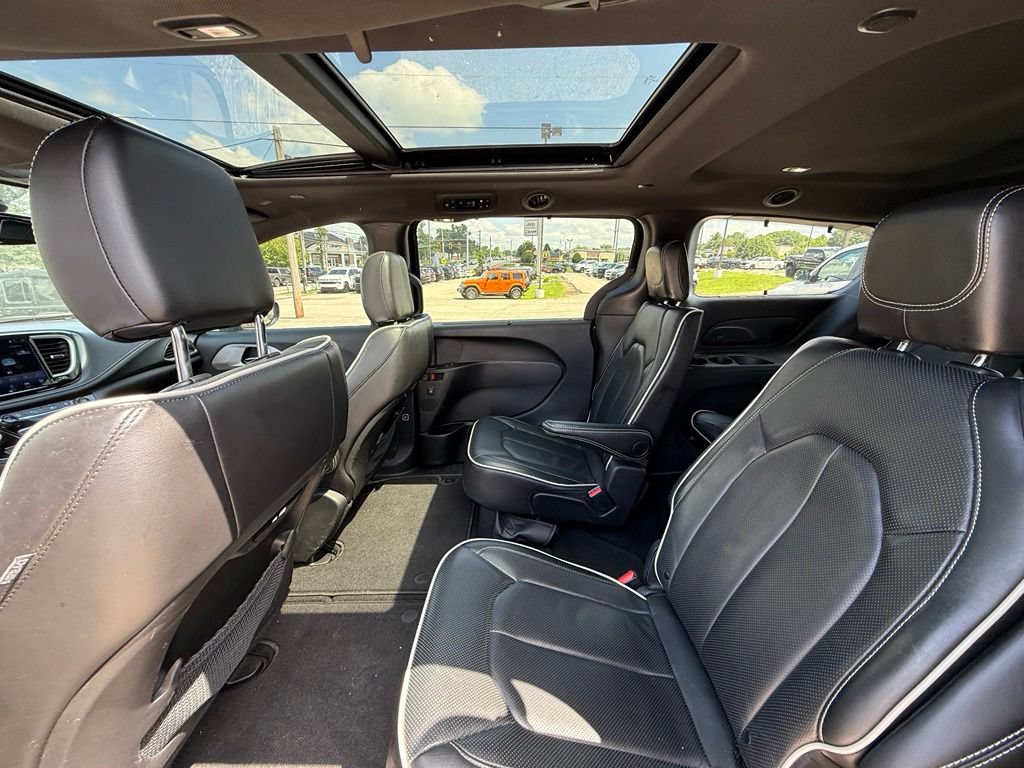 Used 2025 Chrysler Pacifica Limited FWD image 23