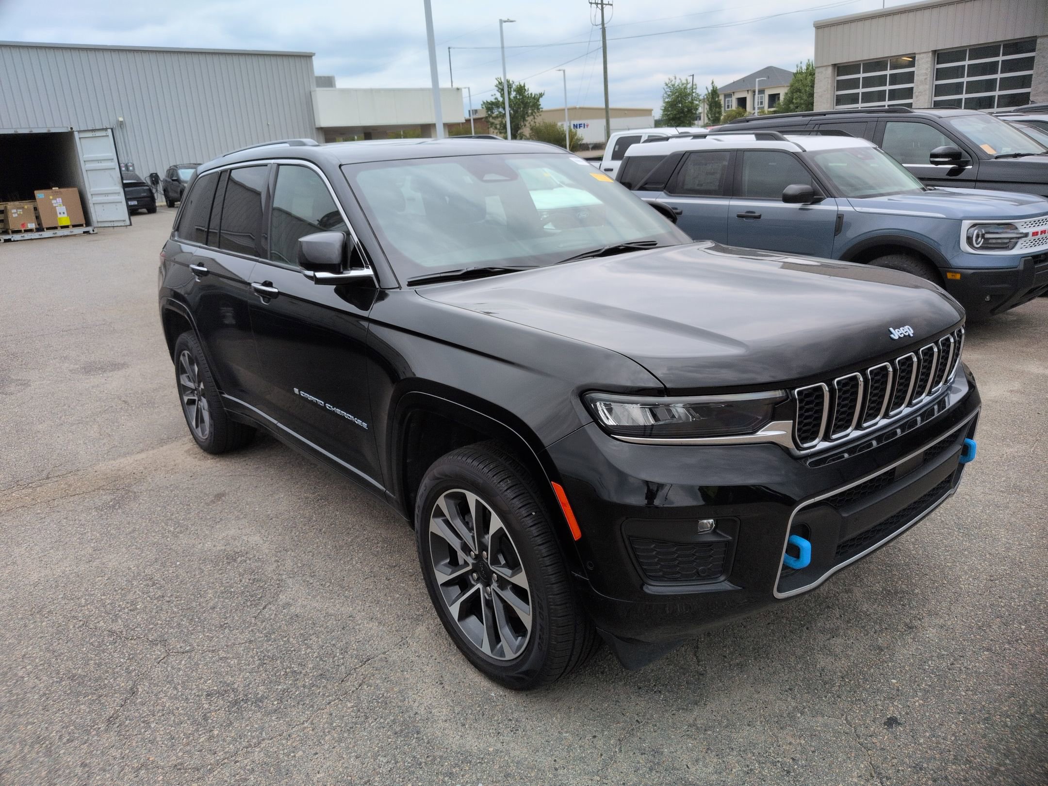 Used 2023 Jeep Grand Cherokee Overland AWD/4WD image 2