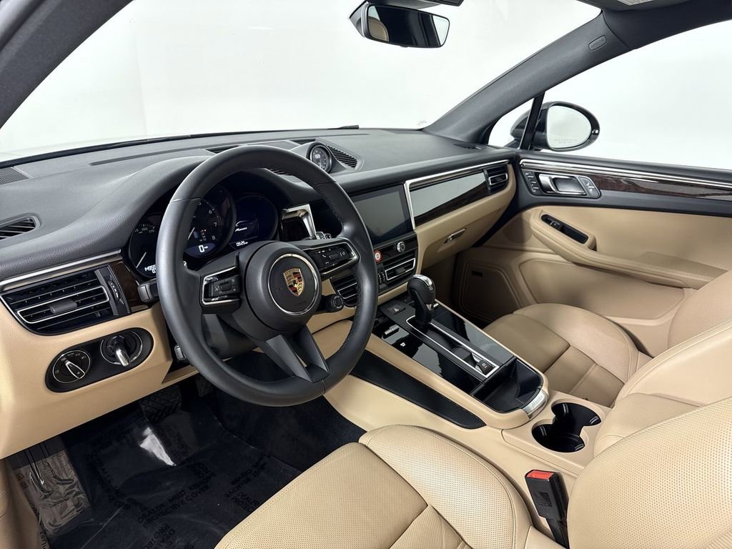 Certified 2024 Porsche Macan image 4