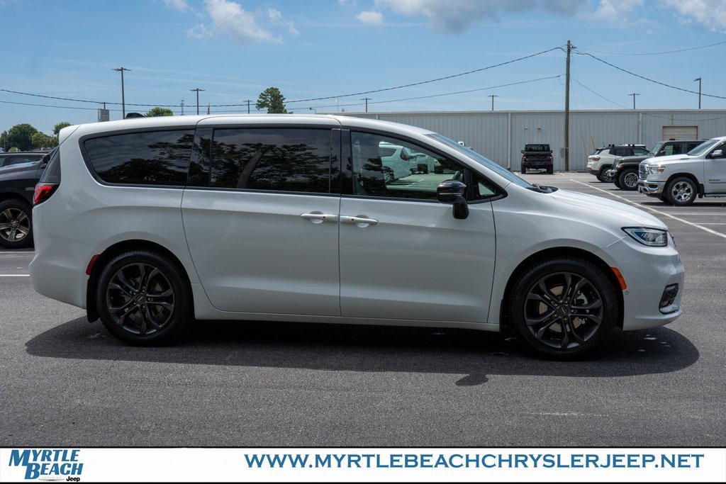 New 2026 Chrysler Pacifica Select image 7