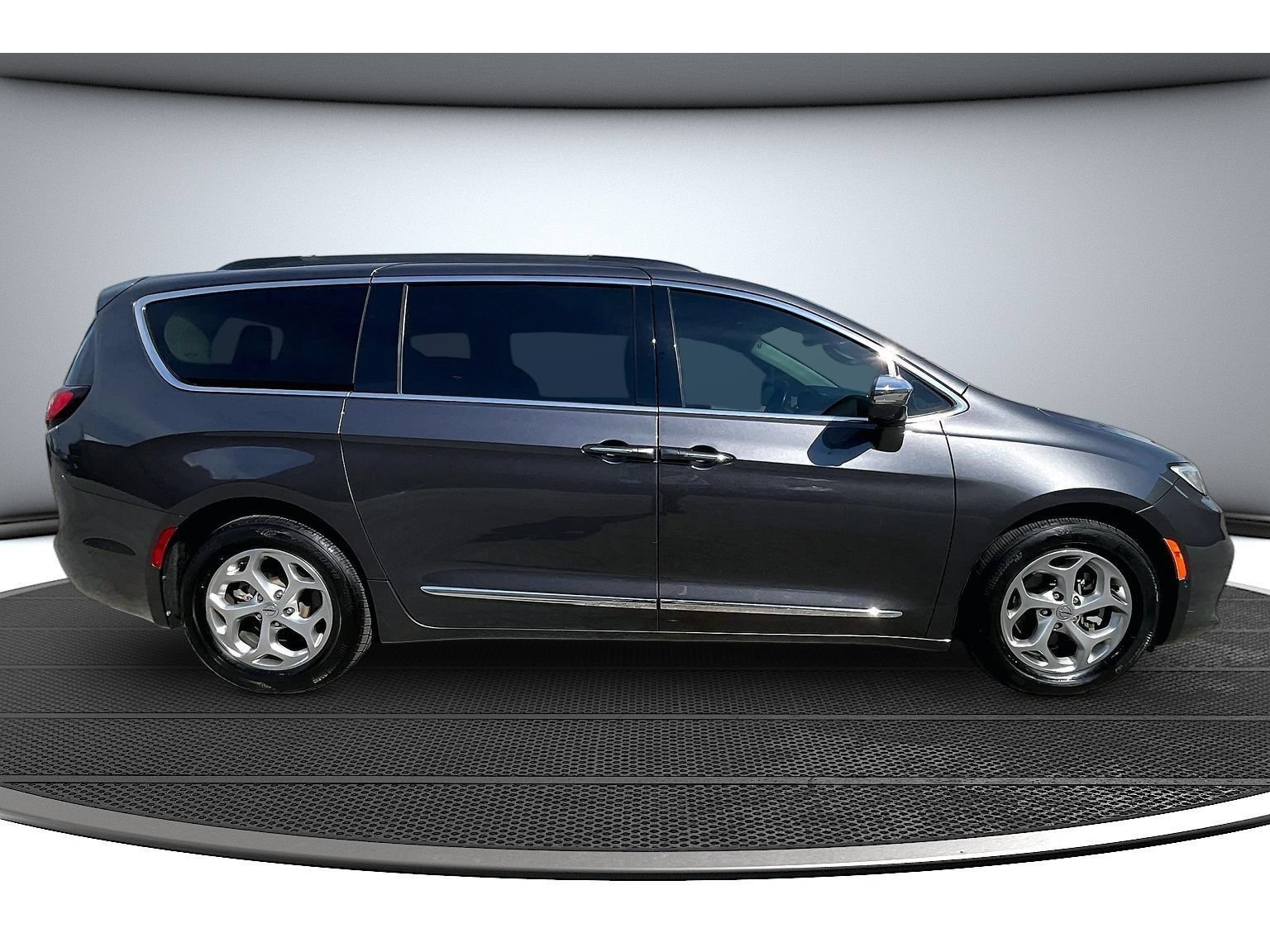 Used 2022 Chrysler Pacifica Limited FWD image 15