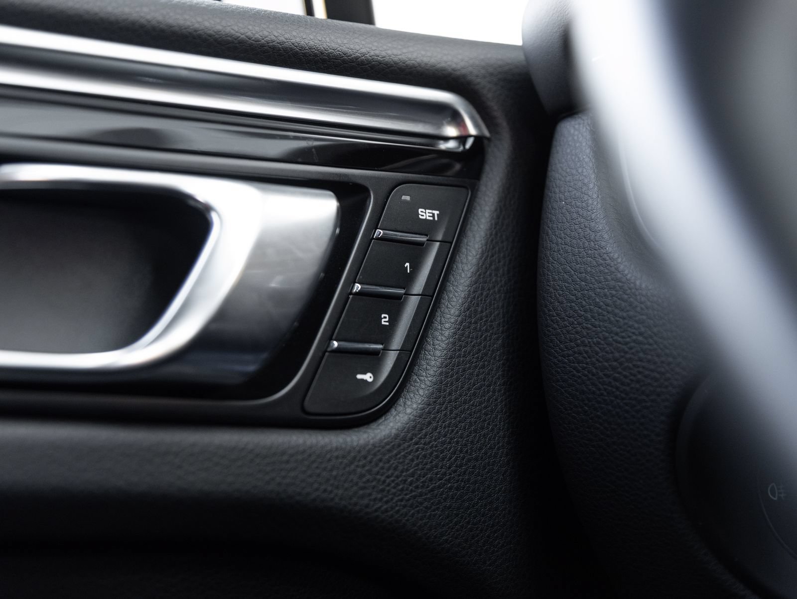 Certified 2023 Porsche Macan S AWD/4WD image 18