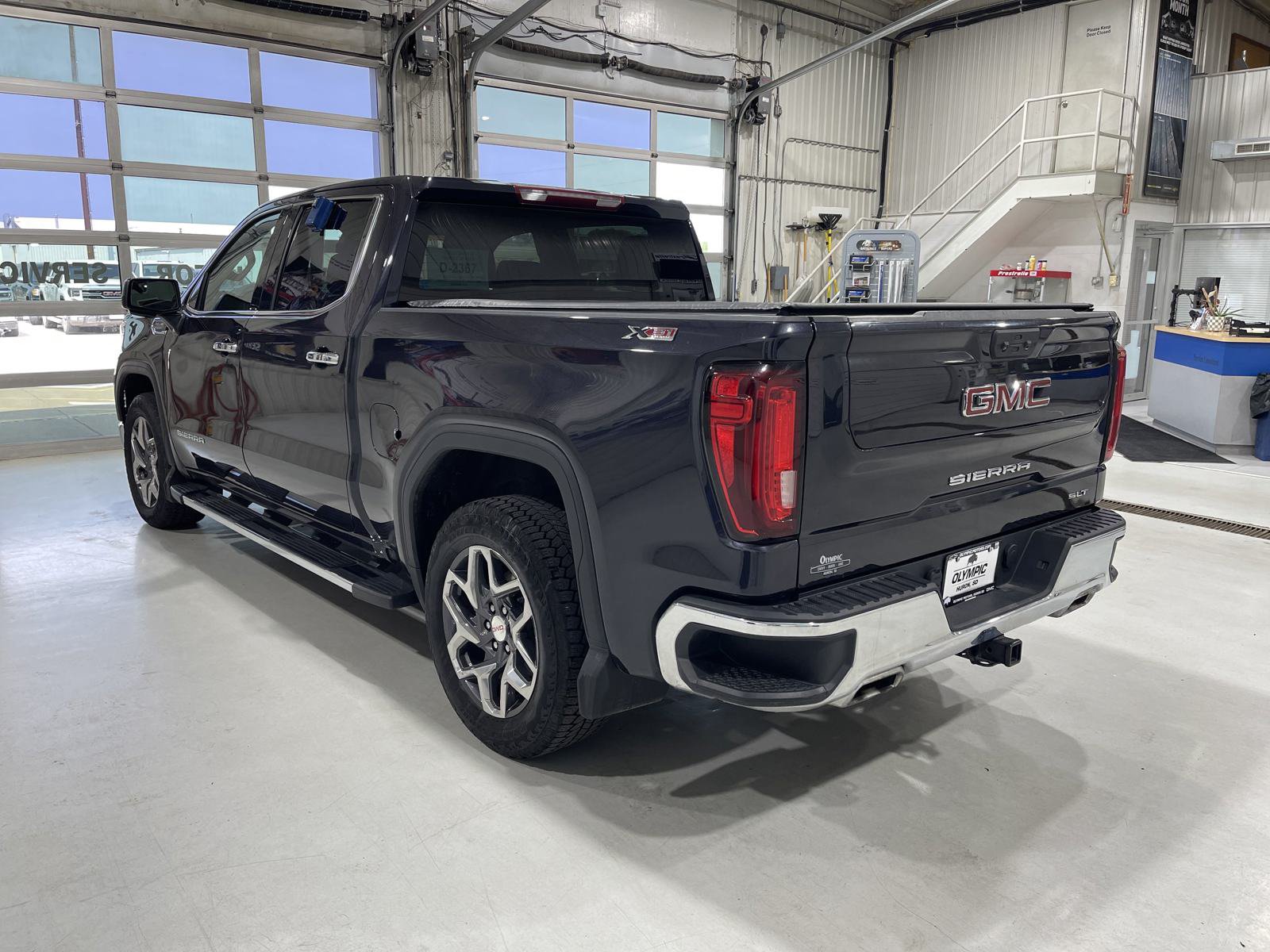 Used 2023 GMC Sierra 1500 SLT w/ SLT Premium Package AWD/4WD image 6