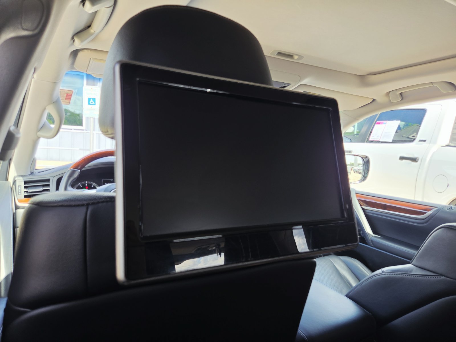 Used 2017 Lexus LX 570 4WD w/ Luxury Package image 17