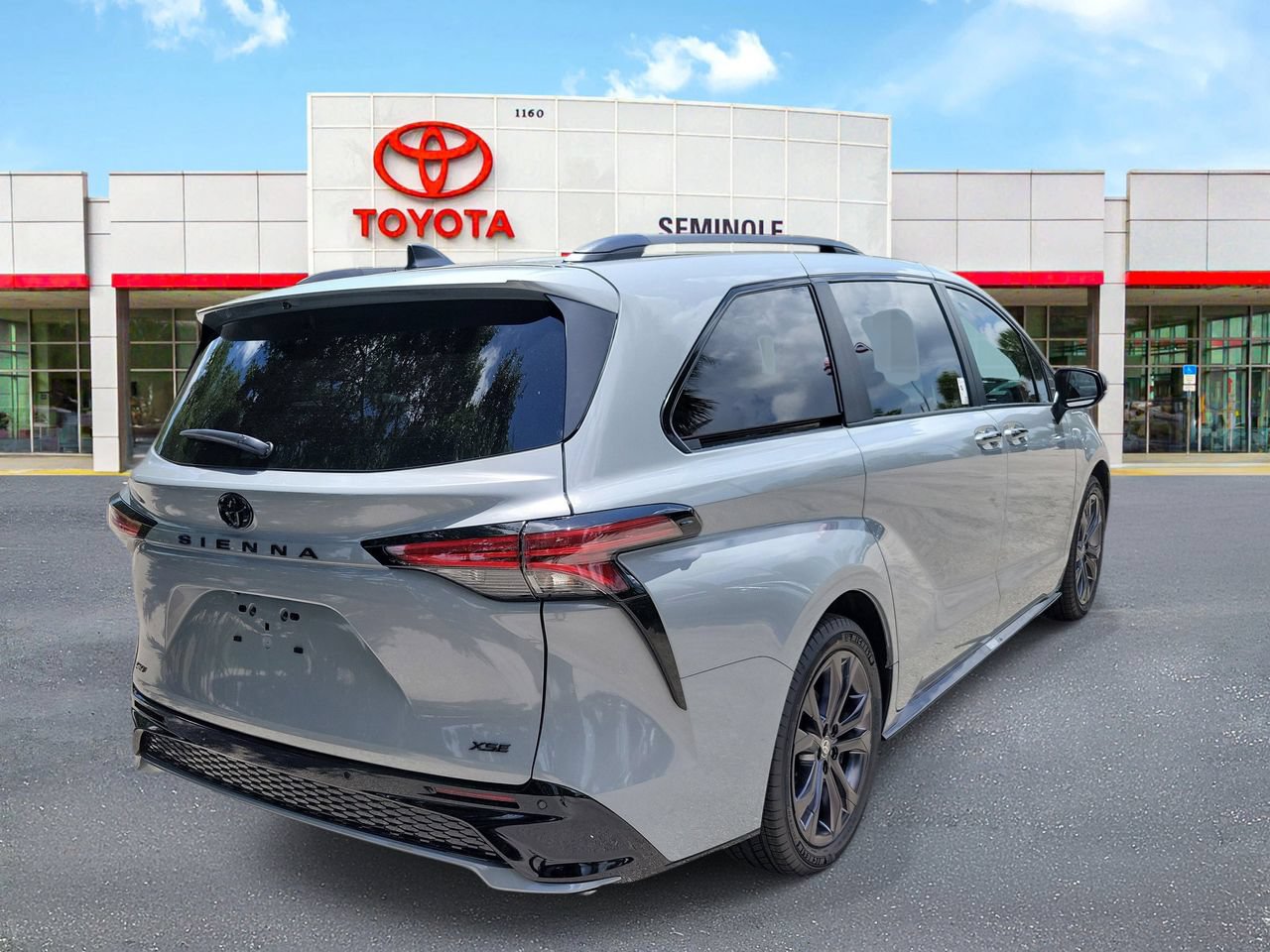 New 2026 Toyota Sienna XSE FWD image 3