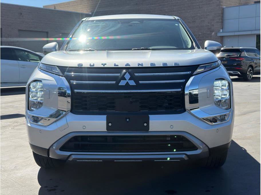 Used 2025 Mitsubishi Outlander SE image 2