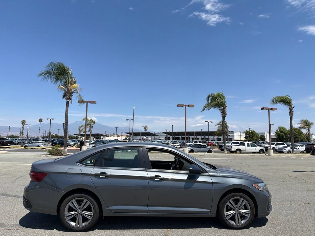 Used 2024 Volkswagen Jetta SE FWD image 9