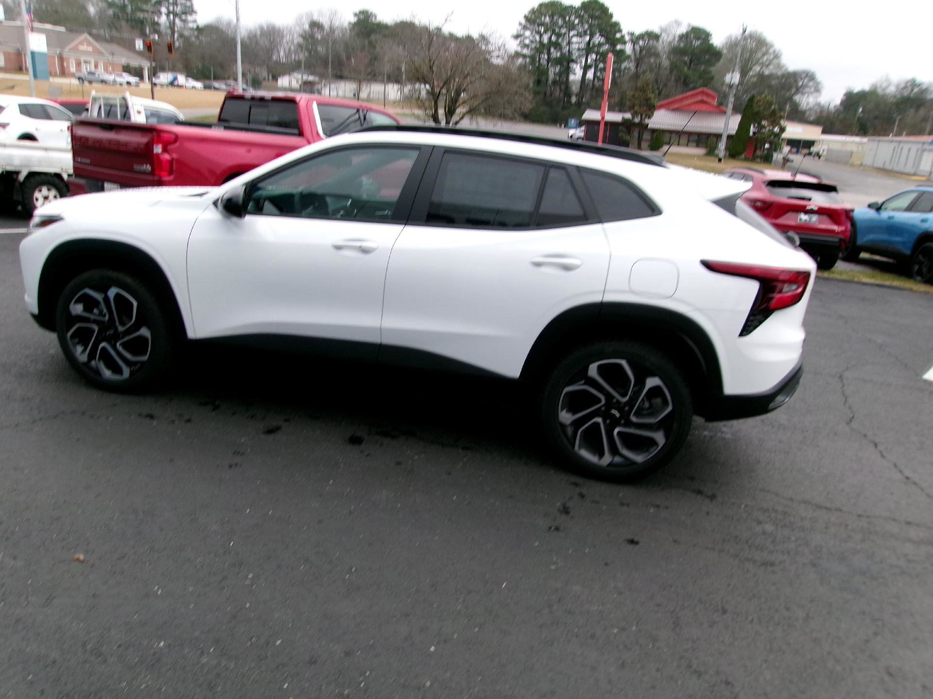 New 2026 Chevrolet Trax RS w/ Sunroof Package FWD image 5