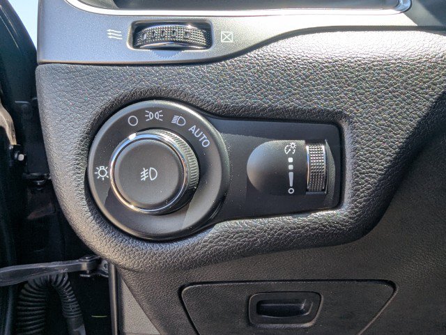 Used 2019 Jeep Cherokee Latitude w/ Popular Appearance Group AWD/4WD image 17