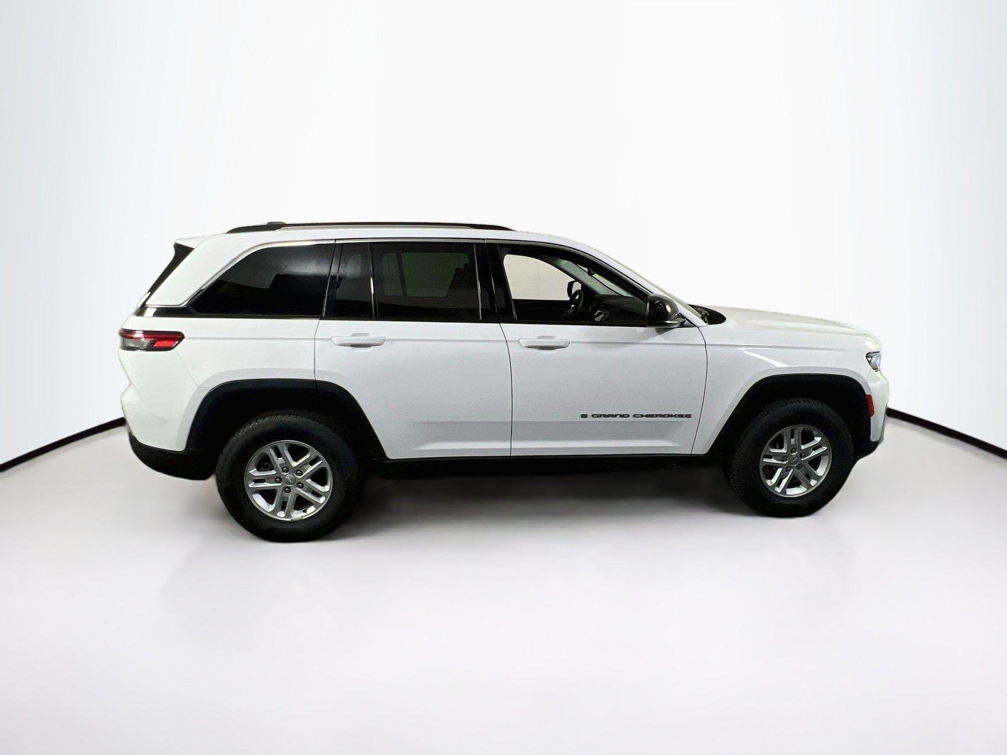 Used 2023 Jeep Grand Cherokee Laredo AWD/4WD image 4