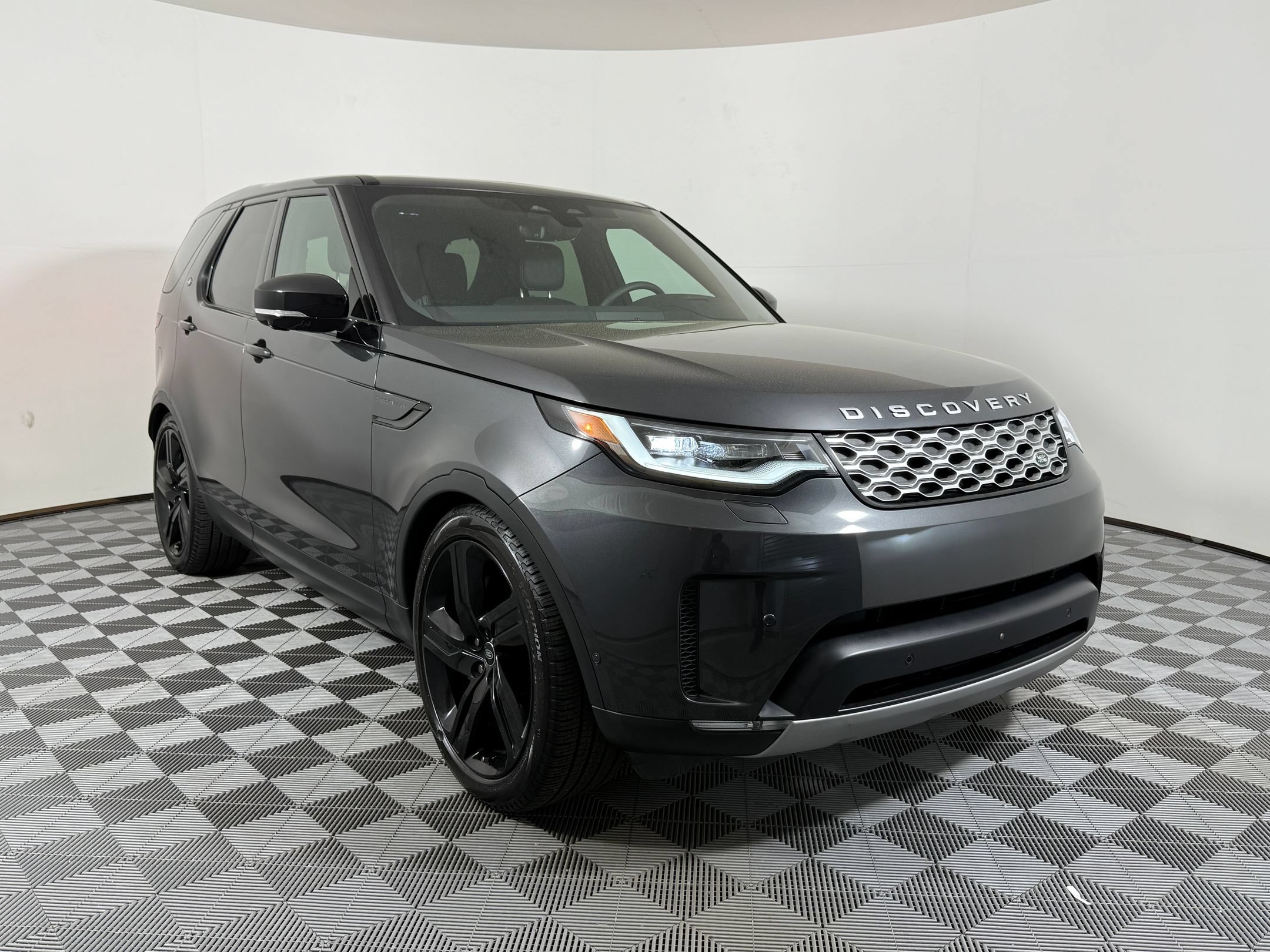 Used 2025 Land Rover Discovery S AWD/4WD image 7