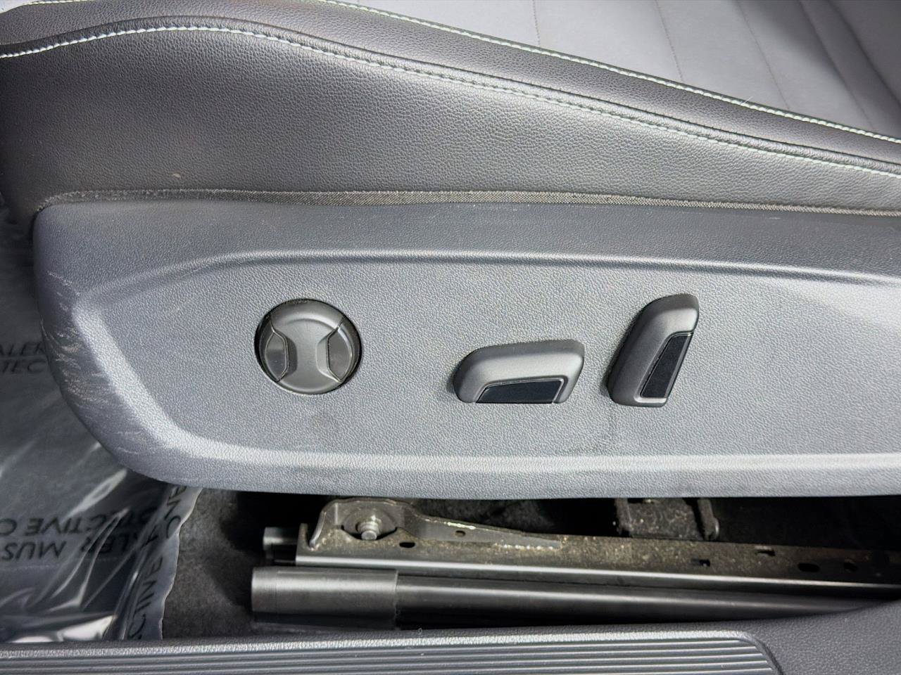 Used 2025 Volkswagen Jetta SE FWD image 37