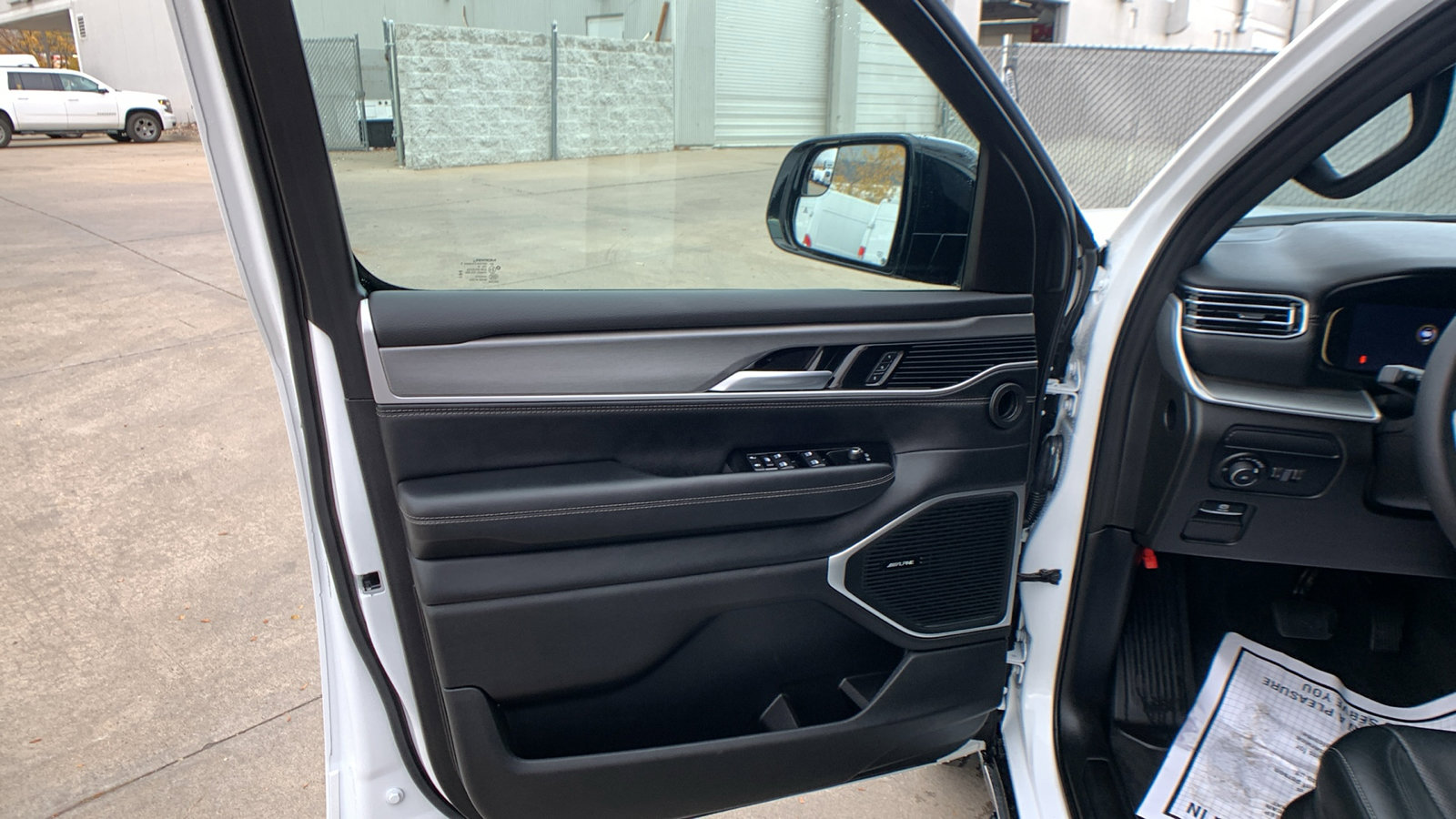 Used 2025 Jeep Wagoneer 4WD image 11