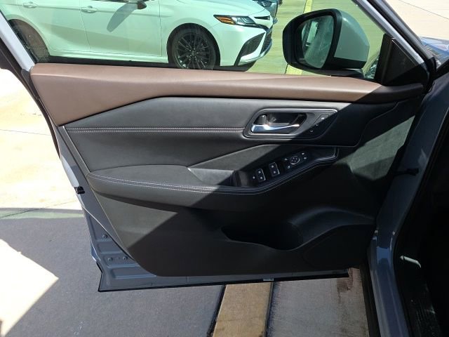 Used 2023 Nissan Rogue SL w/ SL Premium Package image 11