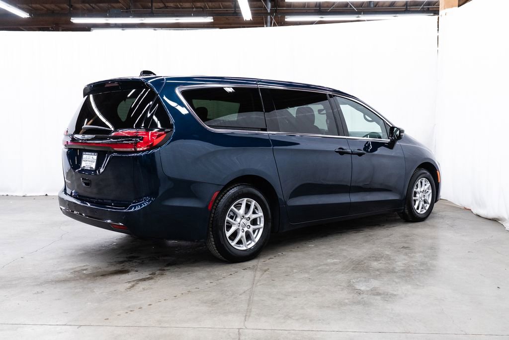 Used 2025 Chrysler Pacifica Select image 6
