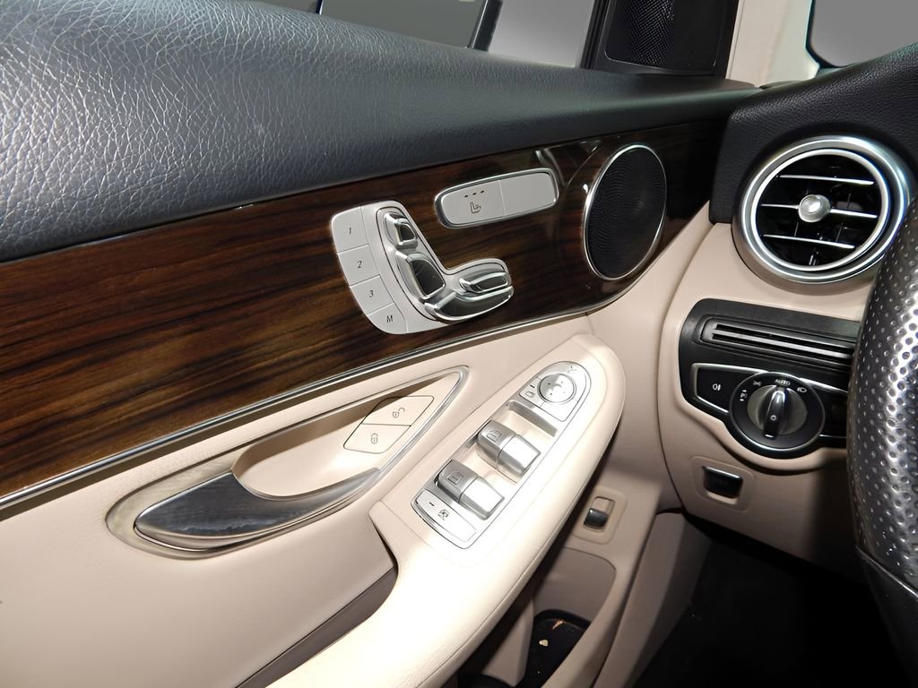 Used 2019 Mercedes-Benz GLC 300 4MATIC w/ Premium Package image 22