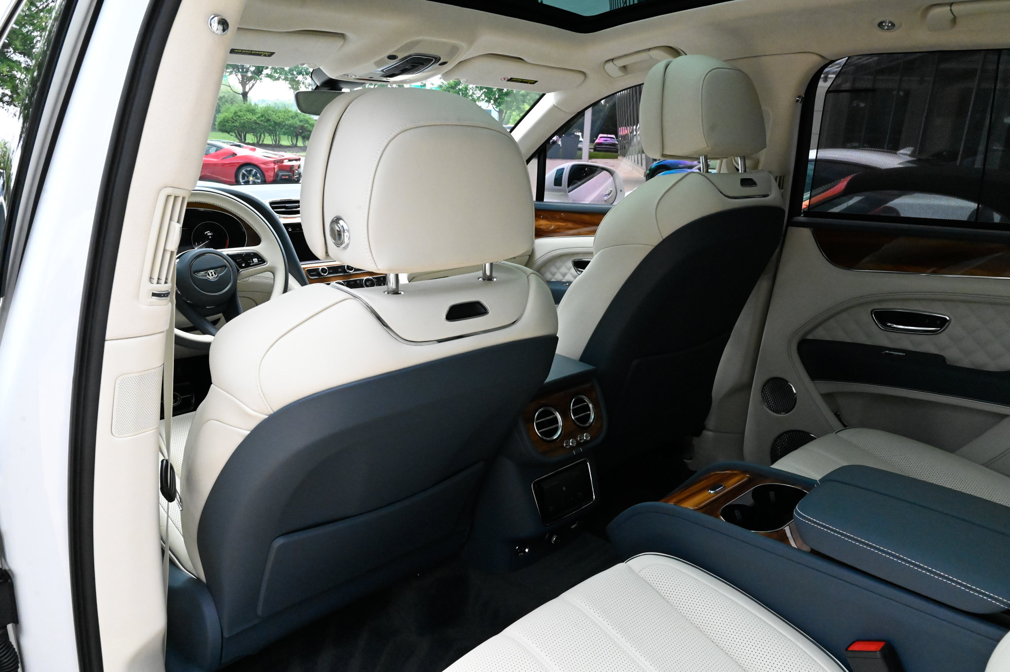 Used 2023 Bentley Bentayga AWD/4WD image 36