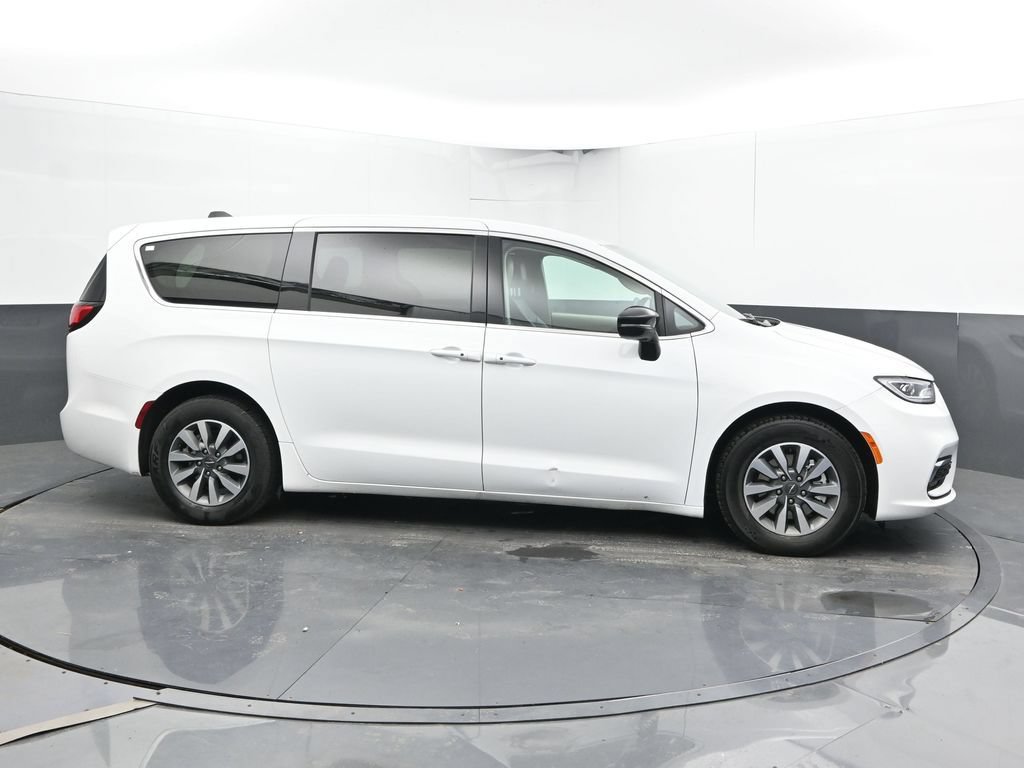 Used 2024 Chrysler Pacifica Limited FWD image 4