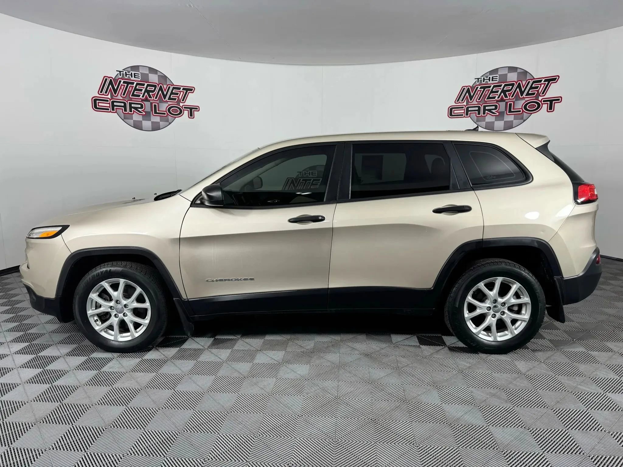 Used 2015 Jeep Cherokee Sport image 4