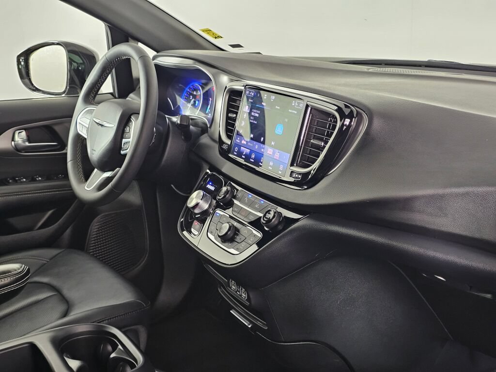 Used 2025 Chrysler Pacifica Select FWD image 39