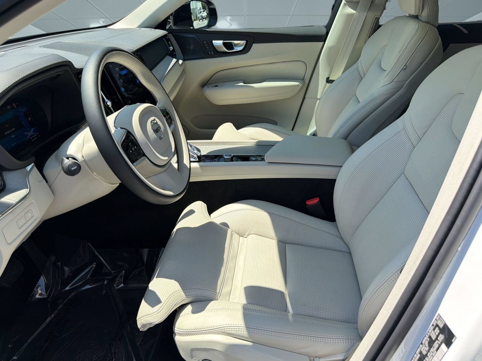 Certified 2024 Volvo XC60 T8 Ultimate w/ Protection Package Premier AWD/4WD image 5