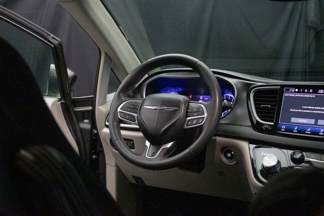 Used 2022 Chrysler Pacifica Touring-L image 14