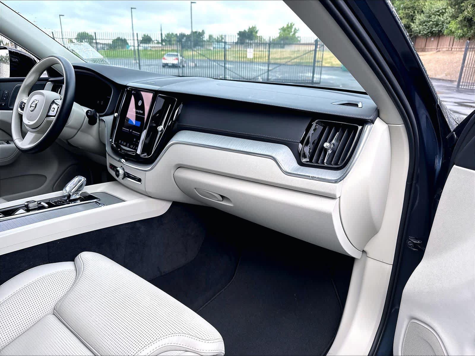 Used 2024 Volvo XC60 B5 Ultimate w/ Protection Package Premier AWD/4WD image 19