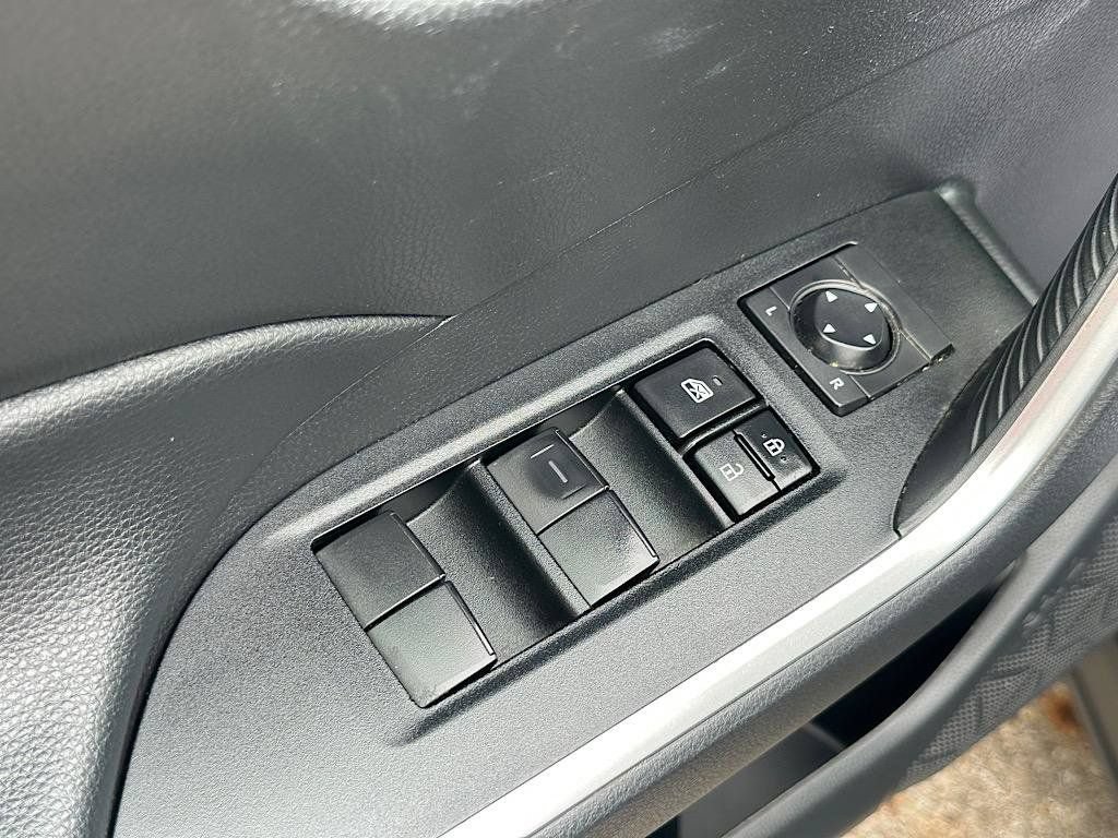 Used 2021 Toyota RAV4 LE AWD/4WD image 15