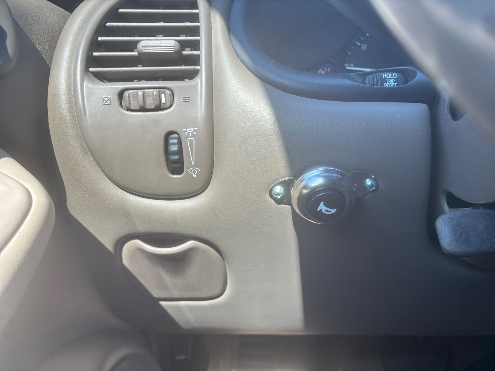 Used 2004 Oldsmobile Alero GL image 21