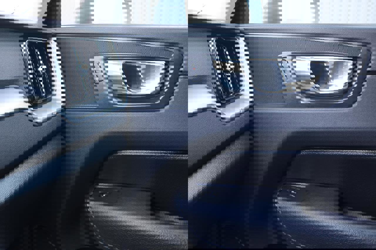 Used 2018 Volvo XC60 T5 Momentum w/ Convenience Package image 32