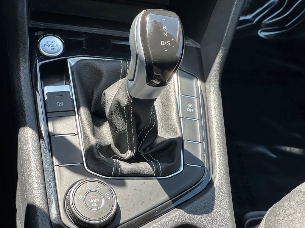 Used 2024 Volkswagen Taos SE w/ Panoramic Sunroof Package AWD/4WD image 18