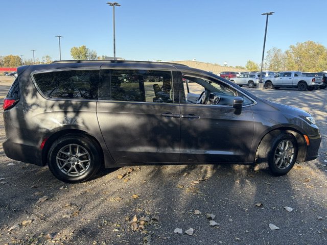 Used 2021 Chrysler Pacifica Touring FWD image 5