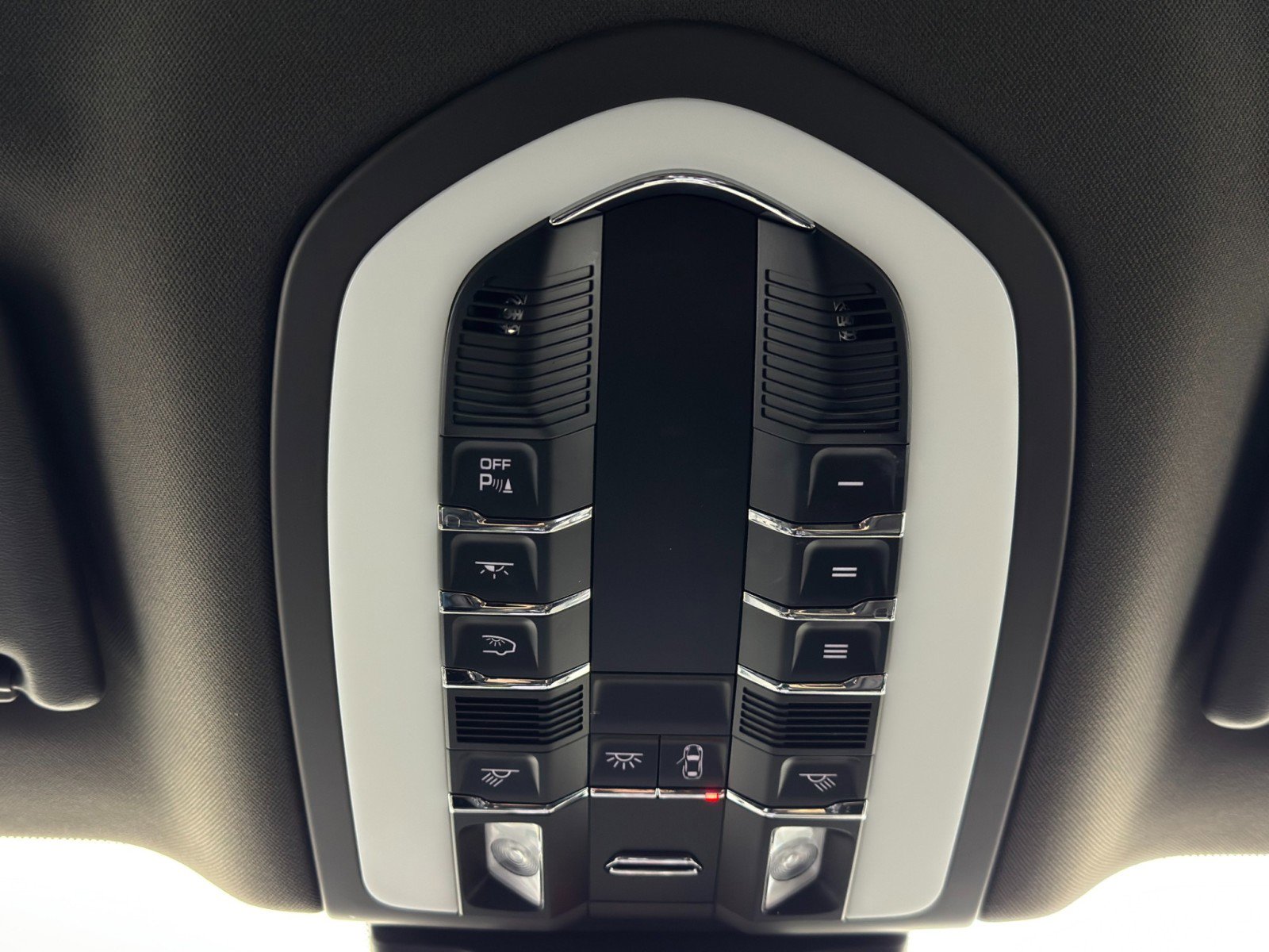 Used 2018 Porsche Macan S image 30