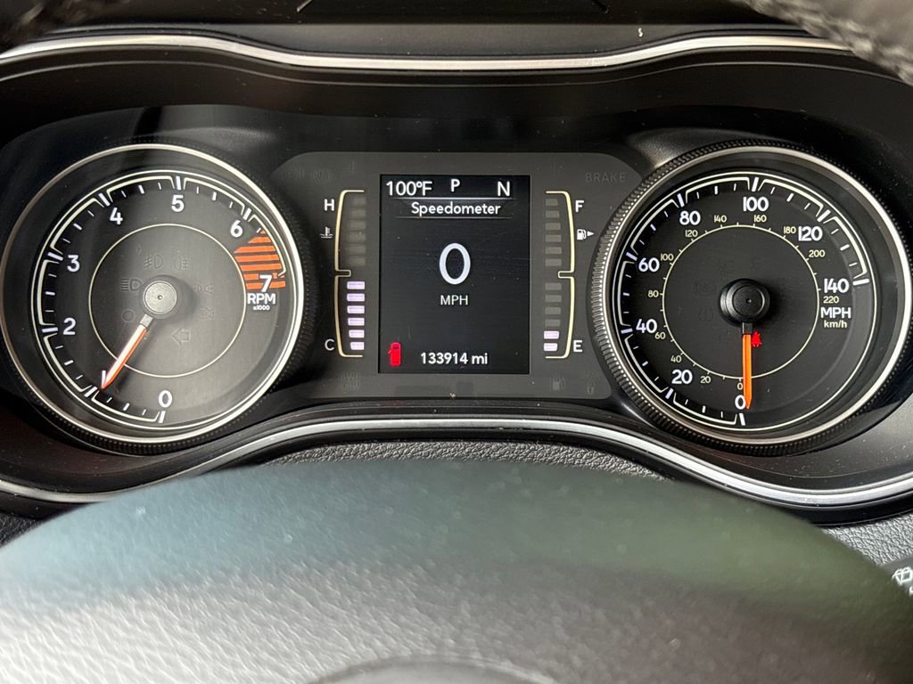 Used 2019 Jeep Cherokee Latitude Plus w/ Comfort/Convenience Group AWD/4WD image 17
